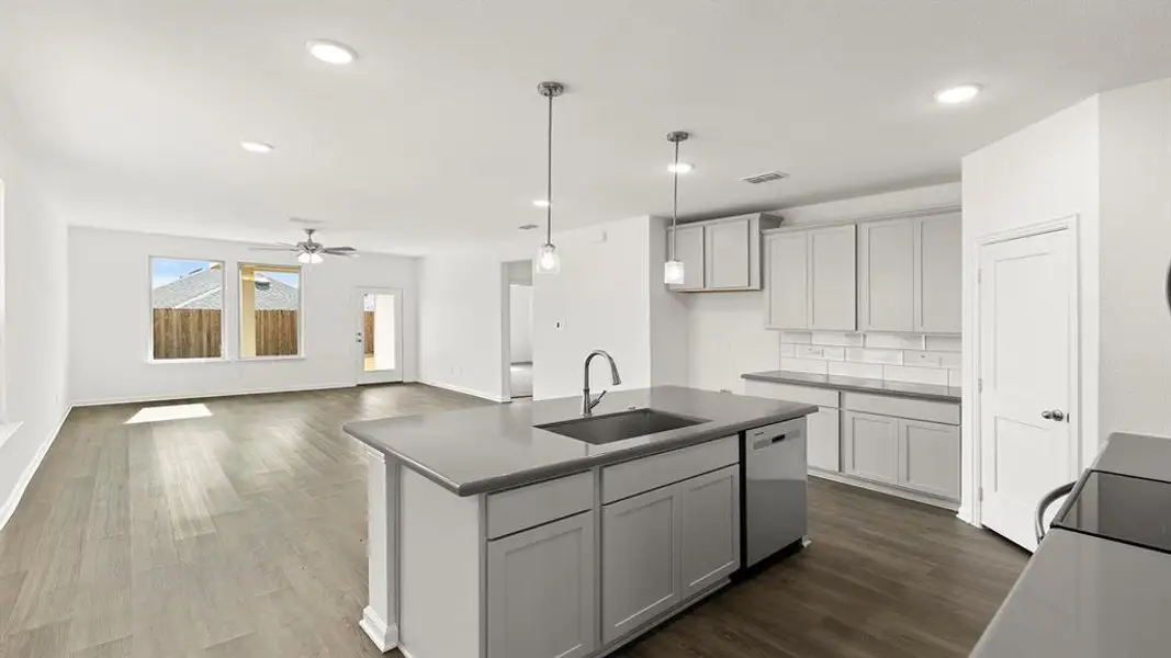 13. 1705 Meadow Crest - Kitchen (4)