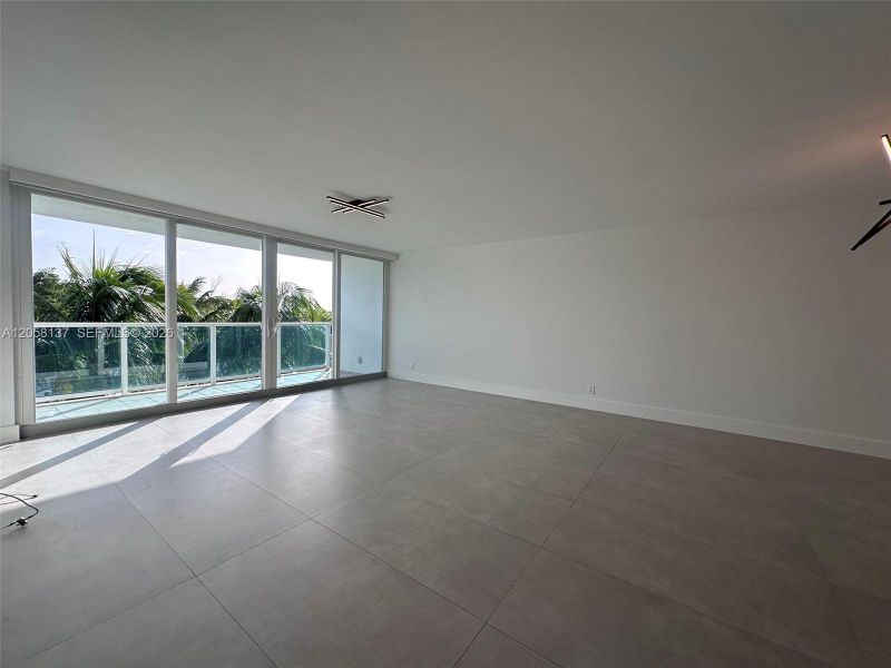 Spacious, unfurnished interior of a new home in , Sunny Isles Beach (Image 17).