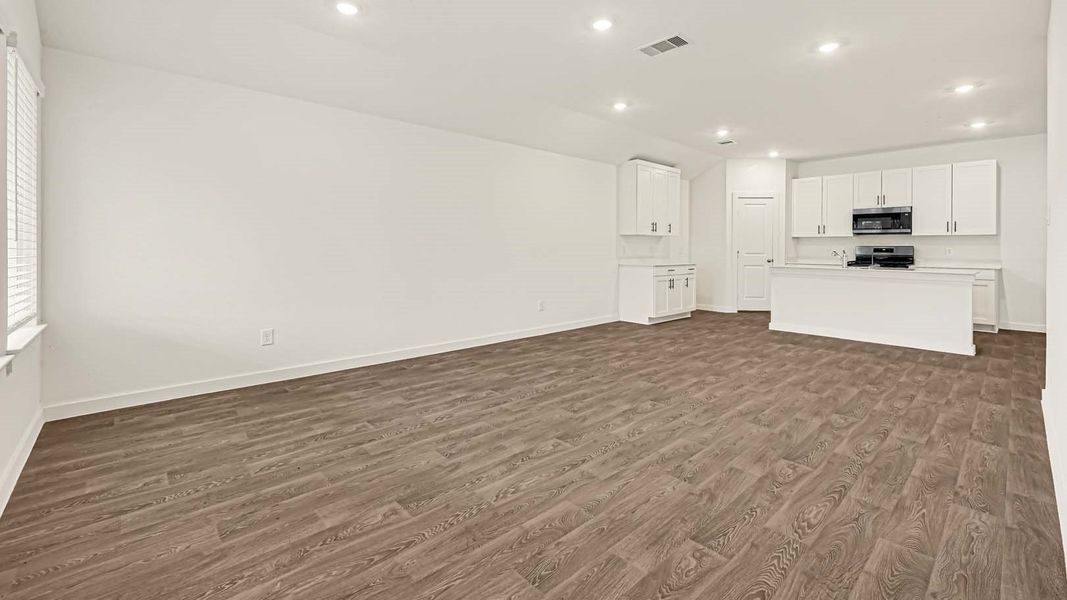 Spacious, unfurnished interior of a new home in Holly Ridge, Rosenberg (Image 14).