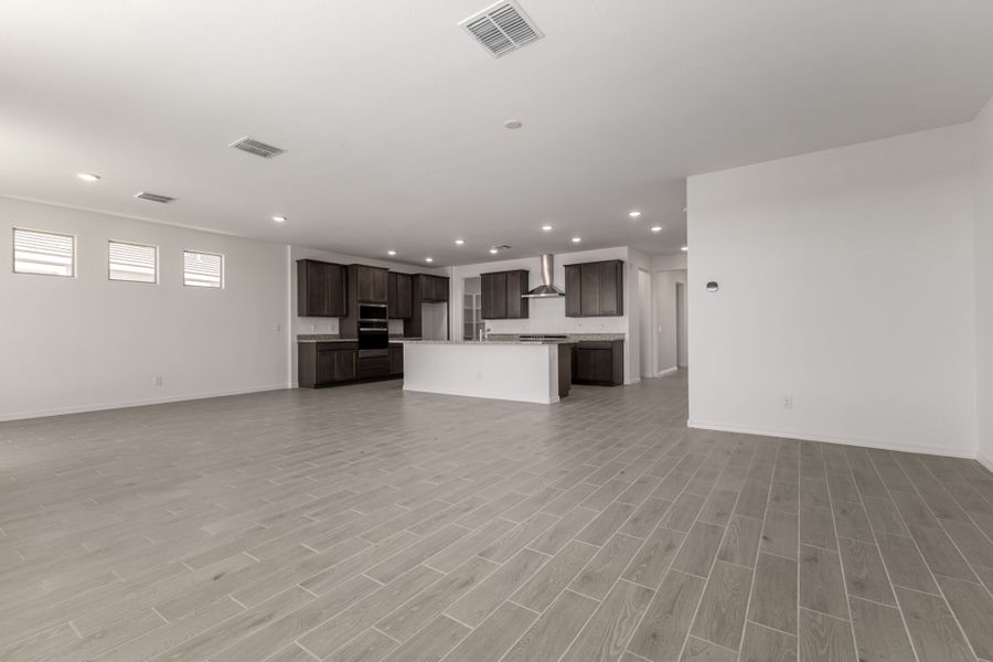 Spacious, unfurnished interior of a new home in Las Ventanas, Goodyear (Image 11).