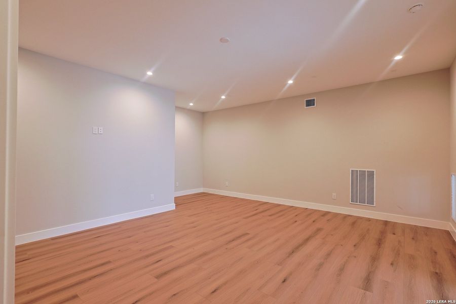 Spacious, unfurnished interior of a new home in , San Antonio (Image 37).