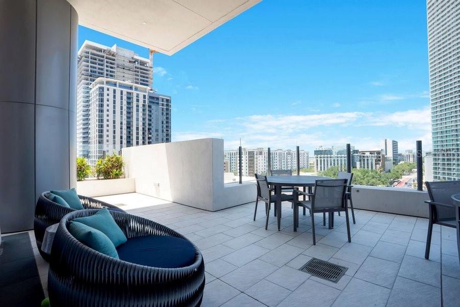 Condo located in St. Petersburg, FL showcasing its design and architecture (Image 35).