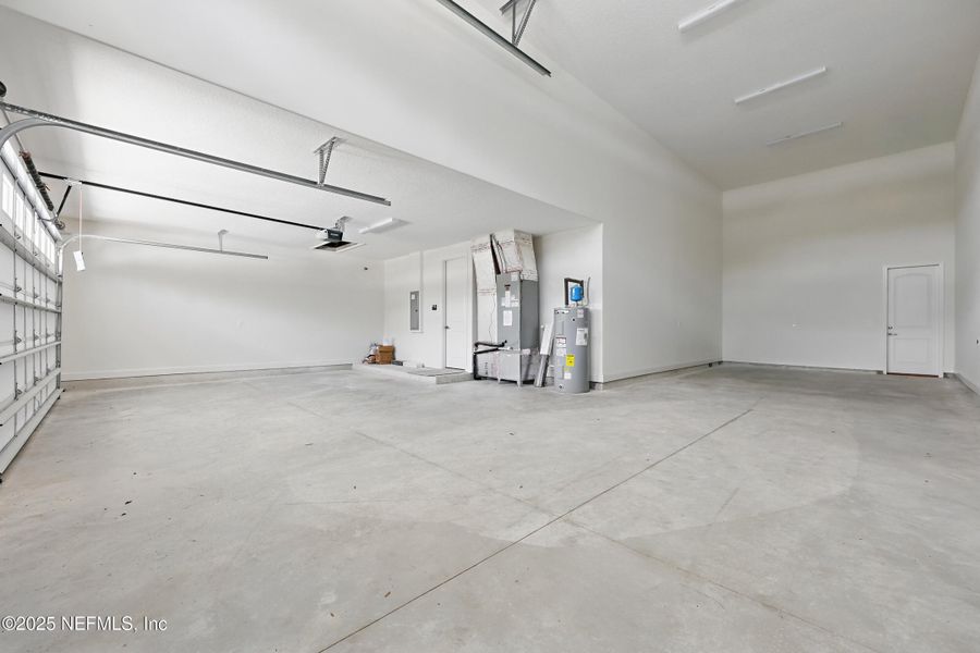 Spacious, unfurnished interior of a new home in Goose Creek Estates, Green Cove Springs (Image 31).