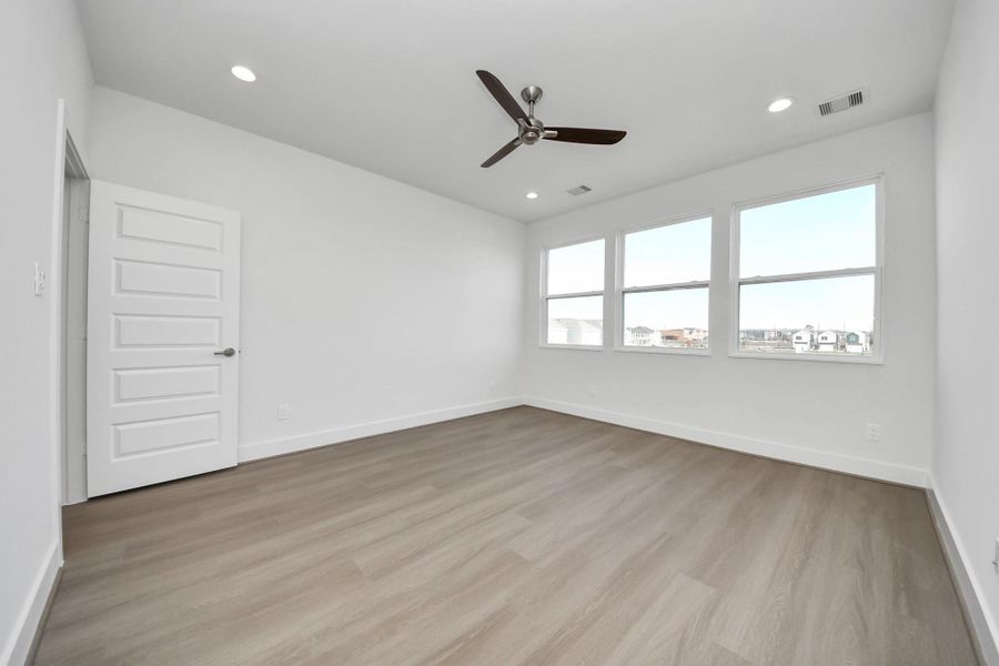 Spacious, unfurnished interior of a new home in , Houston (Image 35).