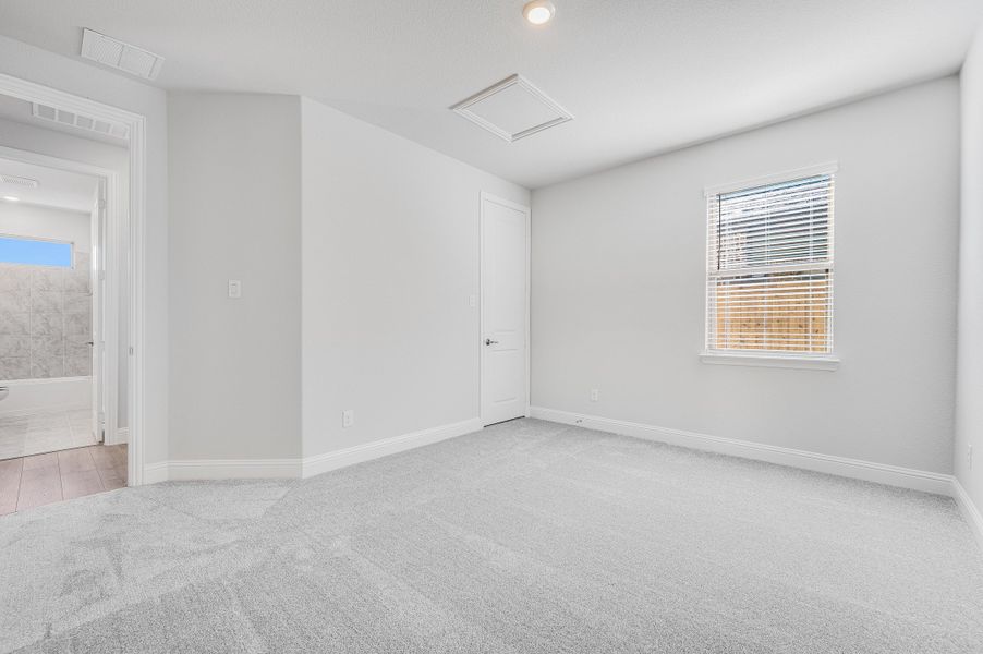 Representative unfurnished interior of a home built from the Jade by Taylor Morrison in South Oak 60s, Oak Point (Image 15).