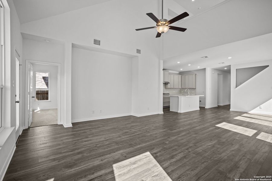 Spacious, unfurnished interior of a new home in Davis Ranch, San Antonio (Image 25). Spacious, unfurnished interior of a new home in Davis Ranch, San Antonio (Image 25).