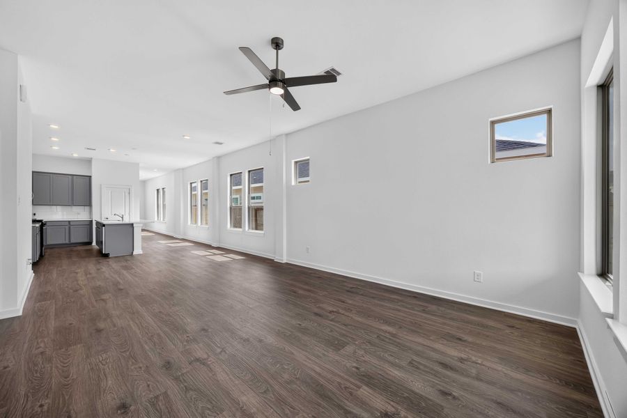 Spacious, unfurnished interior of a new home in La Segarra 40', Brookshire (Image 15).