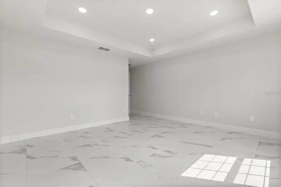 Spacious, unfurnished interior of a new home in , Kissimmee (Image 13).