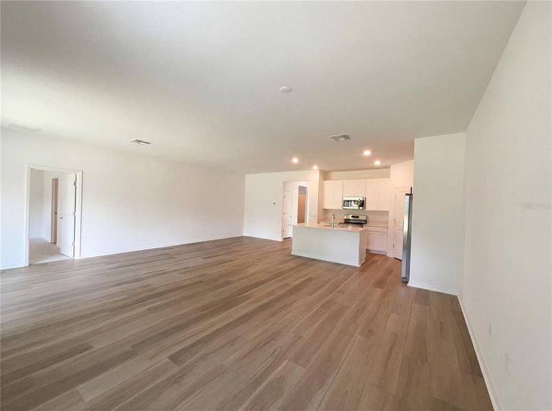 Spacious, unfurnished interior of a new home in Grand Park, Dunnellon (Image 16).