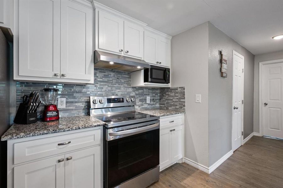 Furnished interior view inside a new home in , Joshua (Image 25).