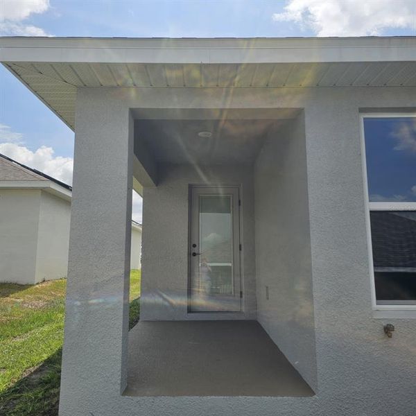 Exterior details and patio area of a home in Magnolia Park, Haines City (Image 19).