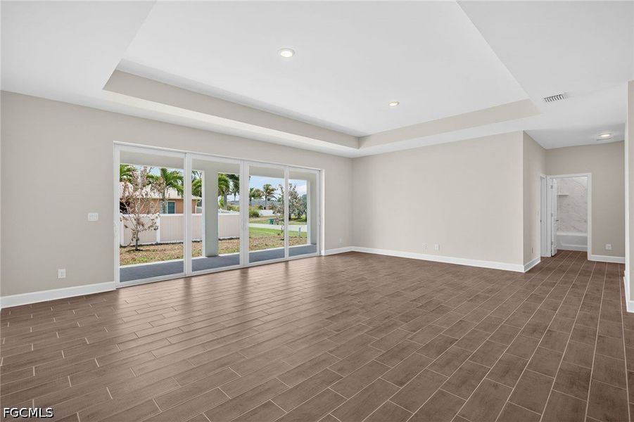 Spacious, unfurnished interior of a new home in Cape Coral, Cape Coral (Image 14).