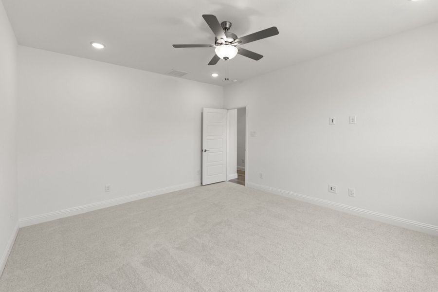 Spacious, unfurnished interior of a new home in Keeneland, Aubrey (Image 34).