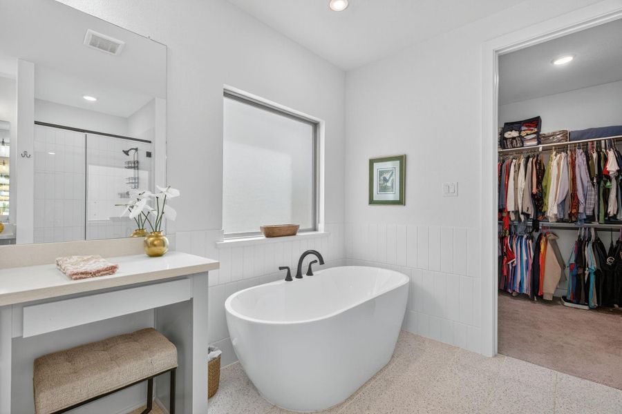 The Ensuite Primary Bath has a beautiful soaking garden tub! 31418 Golden Cliffs Ln., Fulshear, TX 77441 The Ensuite Primary Bath has a beautiful soaking garden tub! 31418 Golden Cliffs Ln., Fulshear, TX 77441