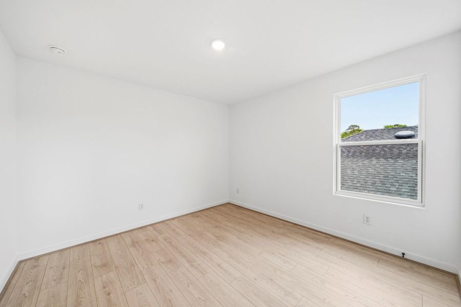 Spacious, unfurnished interior of a new home in Lake Conroe Cove, Willis (Image 20).