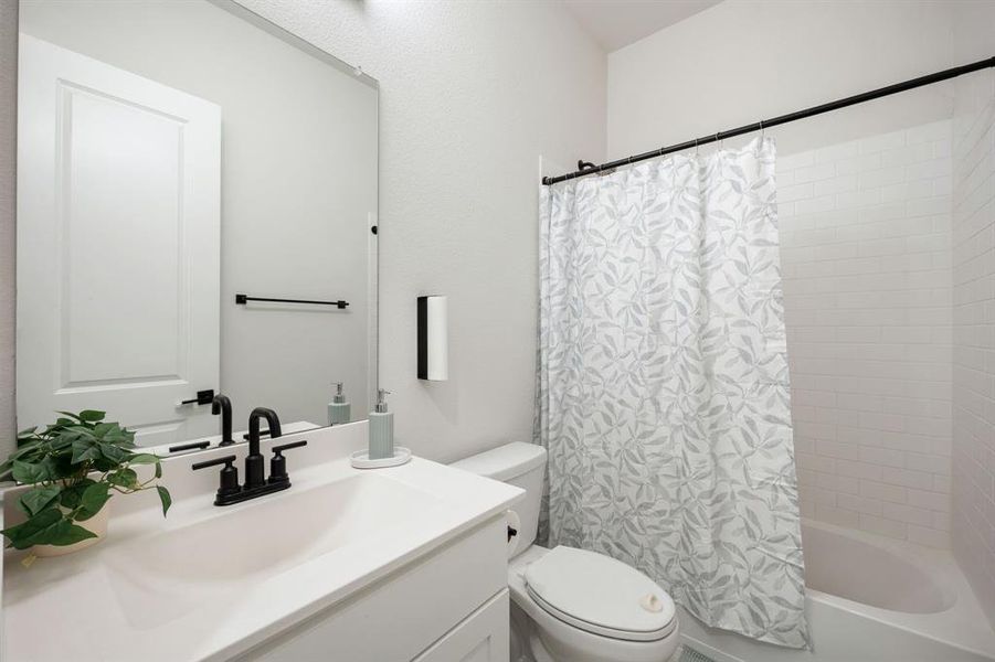 Furnished interior view inside a new home in , Van Alstyne (Image 19).