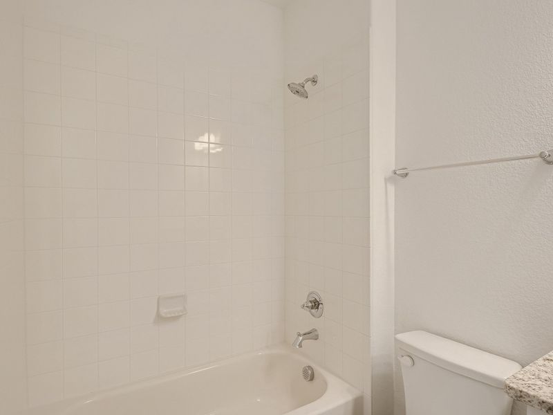 Plan 1402 Secondary Bathroom Representative Photo