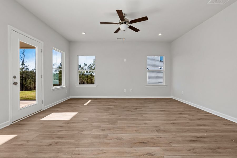 Spacious, unfurnished interior of a new home in The Oaks, Clarksville (Image 21).