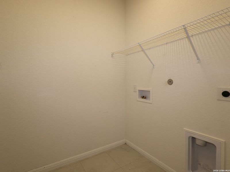 Spacious, unfurnished interior of a new home in Mesquite Ridge, San Antonio (Image 15).