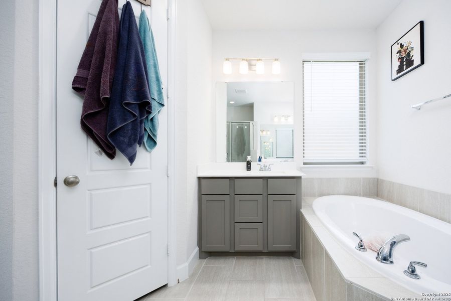 Furnished interior view inside a new home in Weston Oaks 55', San Antonio (Image 14). Furnished interior view inside a new home in Weston Oaks 55', San Antonio (Image 14).