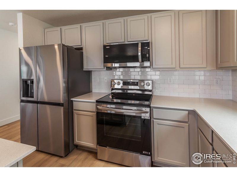 KITCHEN W/ S.S. APPLIANCES