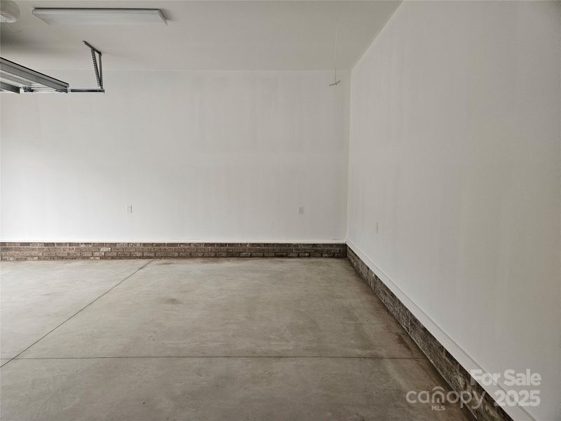 Spacious, unfurnished interior of a new home in , Midland (Image 11).