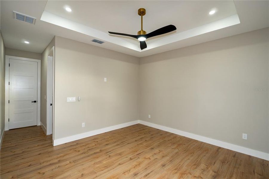 Spacious, unfurnished interior of a new home in , Tampa (Image 32).