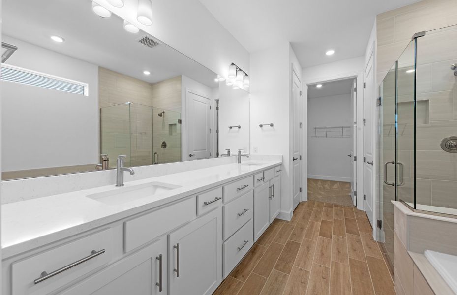 Owner's bathroom with dual-sink vanity