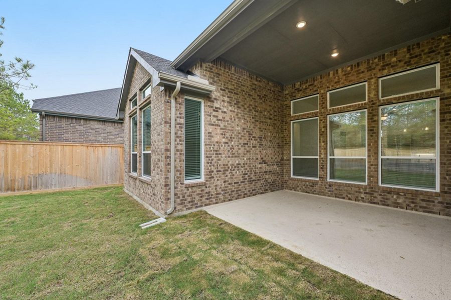 Exterior details and patio area of a home in Kresston, Montgomery (Image 4).