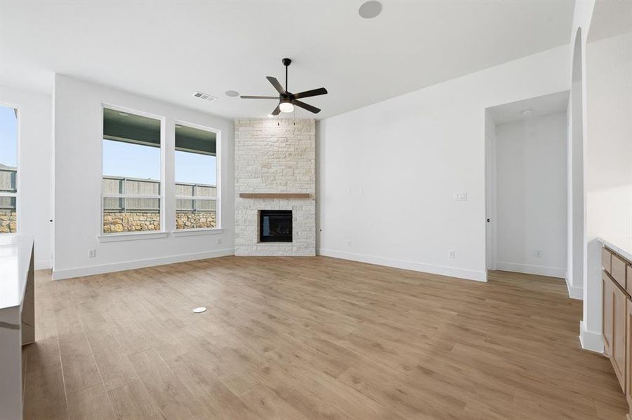 Spacious, unfurnished interior of a new home in Pecan Square, Northlake (Image 27).