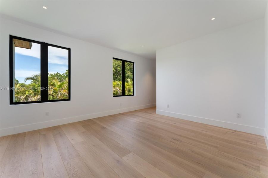 Spacious, unfurnished interior of a new home in , Pinecrest (Image 60).