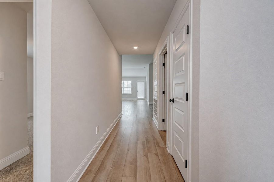 Spacious, unfurnished interior of a new home in Lago Mar, La Marque (Image 10).