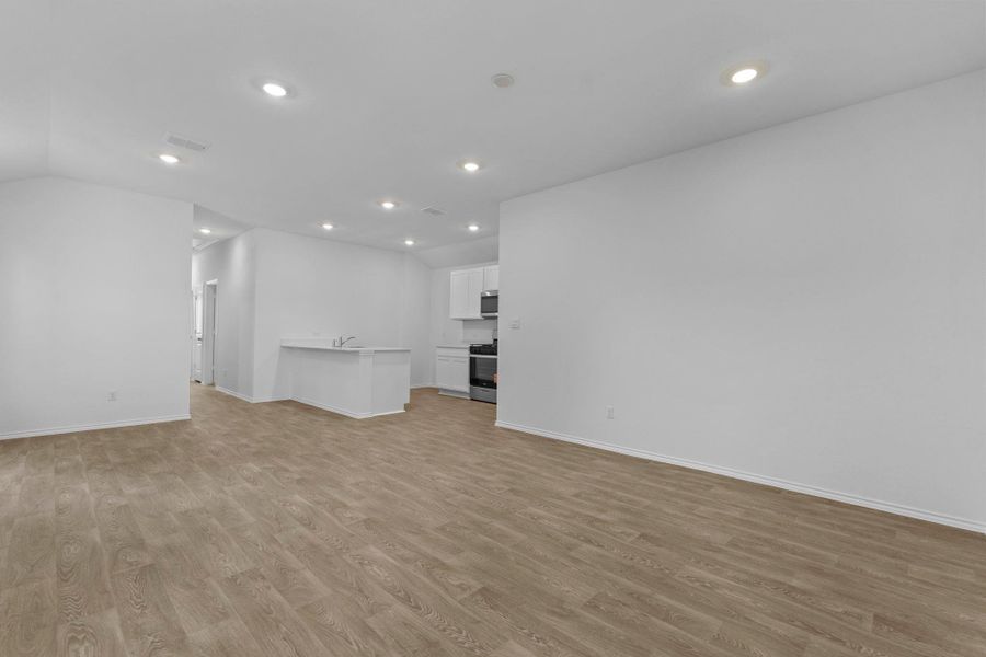 Spacious, unfurnished interior of a new home in Valverde, Bastrop (Image 19).