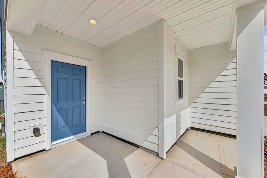 Exterior details and patio area of a home in , Ravenel (Image 4).