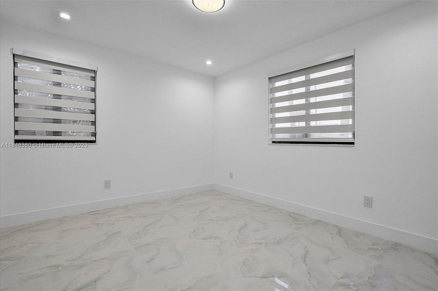 Spacious, unfurnished interior of a new home in , Hialeah (Image 10).