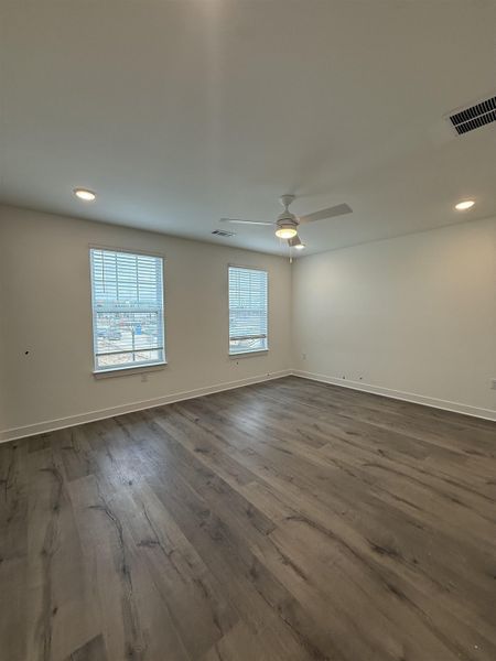 Empty room featuring recessed lighting, dark wood-style flooring, and ceiling fan