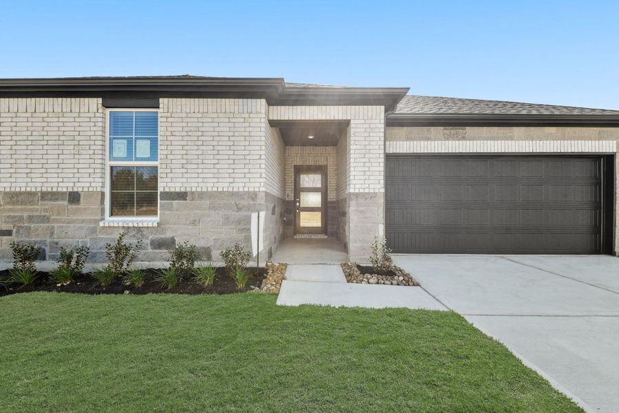 Exterior details and patio area of a home in Country Creek, Mont Belvieu (Image 3).