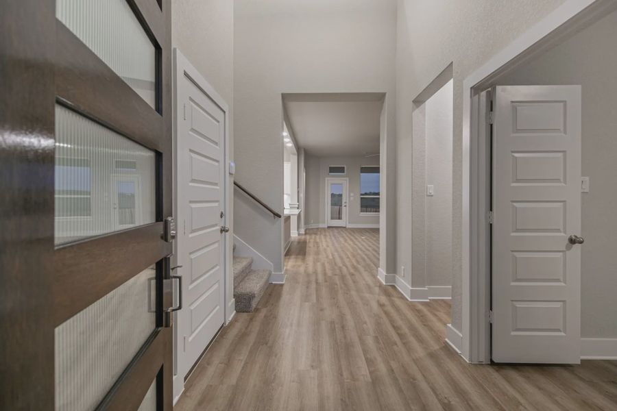 Spacious, unfurnished interior of a new home in Buffalo Crossing, Cibolo (Image 6).