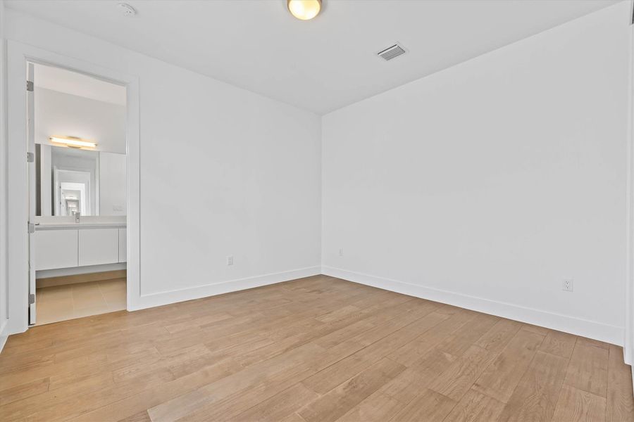 Spacious, unfurnished interior of a new home in , Weston (Image 25).