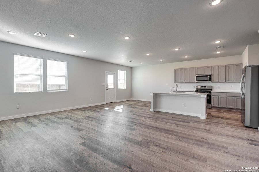 Spacious, unfurnished interior of a new home in Hacienda, San Antonio (Image 20).