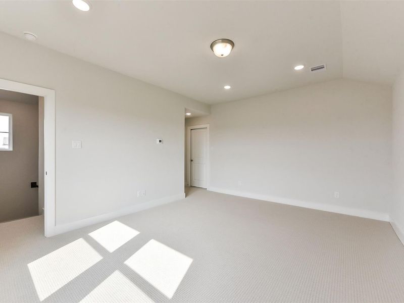 Spacious, unfurnished interior of a new home in Lago Mar, Texas City (Image 30).