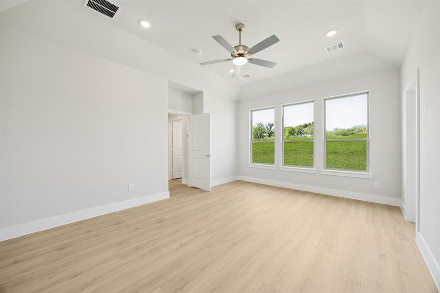 Unfurnished bedroom featuring light wood-style flooring, a ceiling fan, and recessed lighting