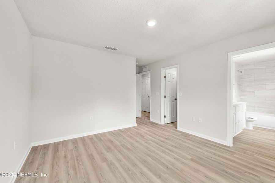 Spacious, unfurnished interior of a new home in , Jacksonville (Image 25).