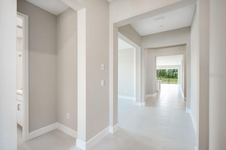 Spacious, unfurnished interior of a new home in Hammock at Two Rivers, Zephyrhills (Image 21).