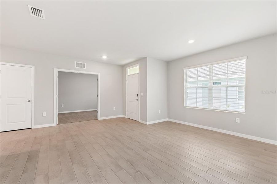 Spacious, unfurnished interior of a new home in Heritage Lake Park, Punta Gorda (Image 11).