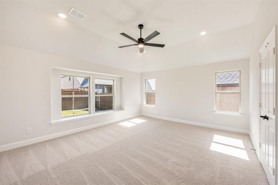 Spacious, unfurnished interior of a new home in Sunset Ridge, Alvarado (Image 23).