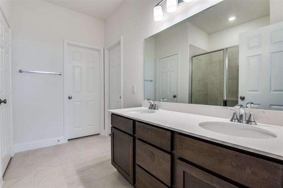 Furnished interior view inside a new home in Cottonwood Creek, Seagoville (Image 5). Furnished interior view inside a new home in Cottonwood Creek, Seagoville (Image 5).