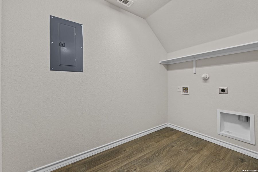 Spacious, unfurnished interior of a new home in Redbird Ranch, San Antonio (Image 26).