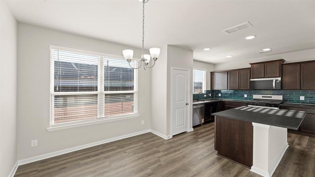 13. 3230 Summerland - Dining (3) 13. 3230 Summerland - Dining (3)