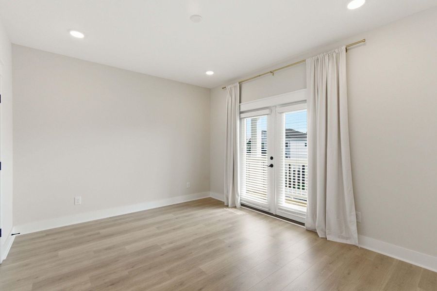 Spacious, unfurnished interior of a new home in Liberty Hill Farm, Mount Pleasant (Image 47).